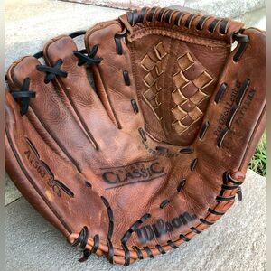 XL WILSON SOFTBALL, BASEBALL GLOVE. L-throw